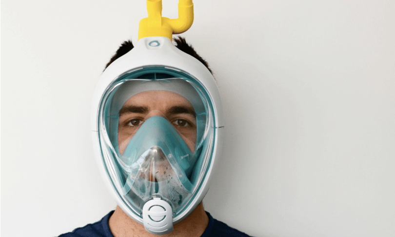 La maschera da snorkeling convertita a respiratore